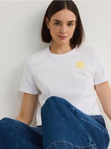 T-shirt z drobnym haftem - złamana biel