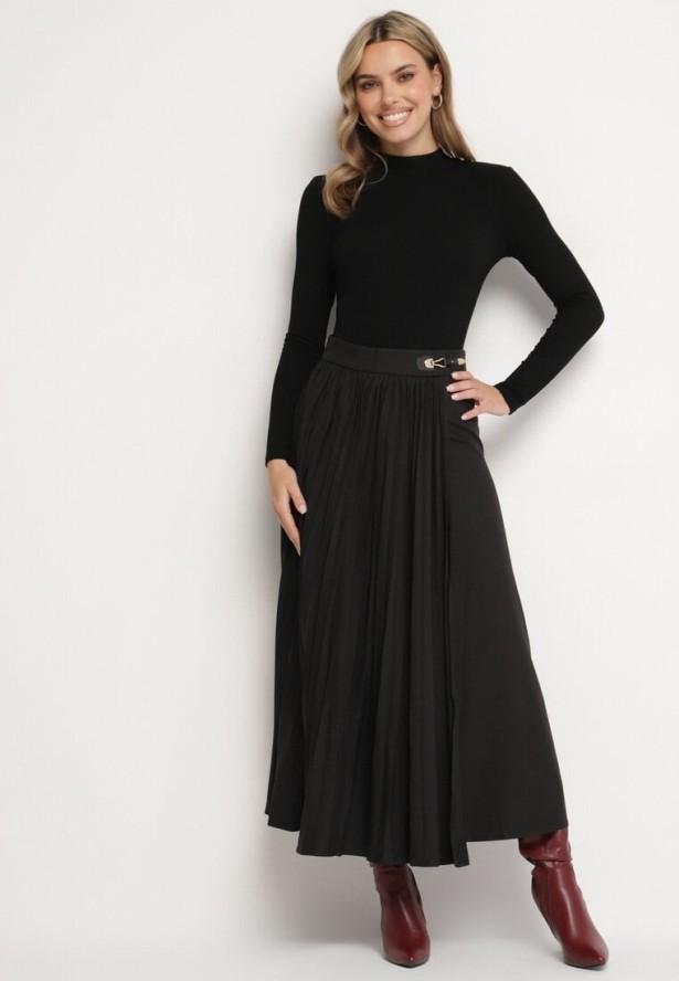 Czarna Trapezowa Spódnica Plisowana z Wiskozą Ozdobiona Klamrą Calemi