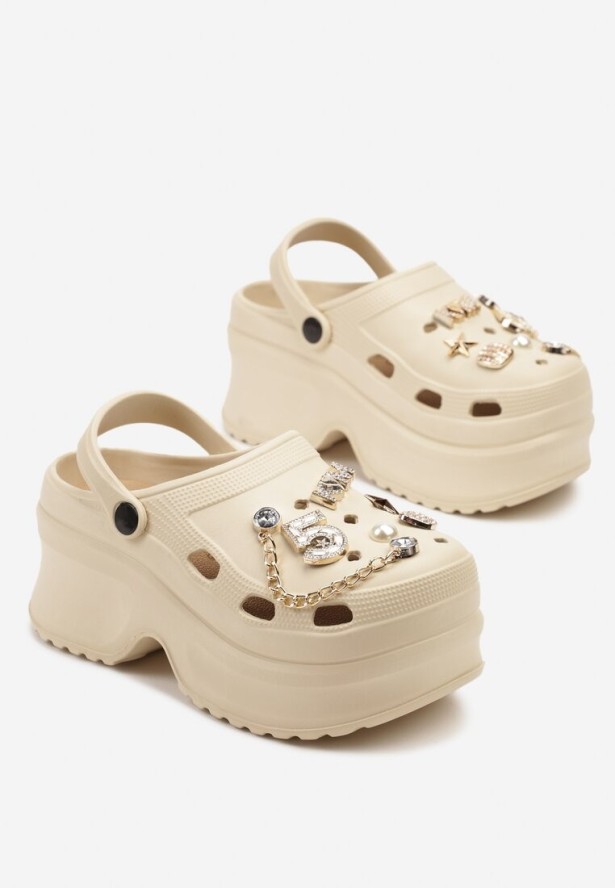 Beżowe Klapki na Platformie Ozdobione Aplikacjami i Perełkami Heleldi
