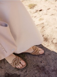 Zamszowe klapki z okuciami - beżowy