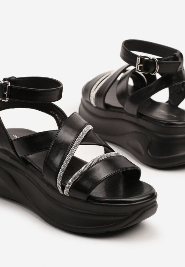 Czarne Sandały na Grubej Podeszwie z Paskami w Kształcie X i Cyrkoniami Sorazelle