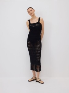 Długa narzutka plażowa z frędzlami - czarny