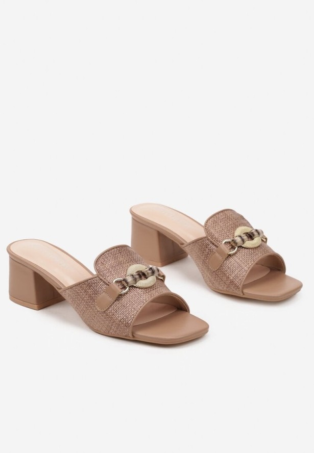 Brązowe Klapki na Obcasie ze Wstawką z Plecionki i Elegancką Aplikacją Leandrae