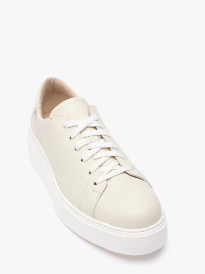 Kremowe sneakersy na platformie