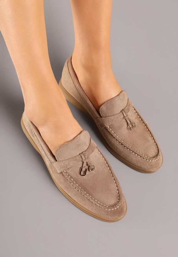 Ciemnobeżowe Mokasyny z Imitacji Zamszu Zdobione Aplikacją Fevolaise