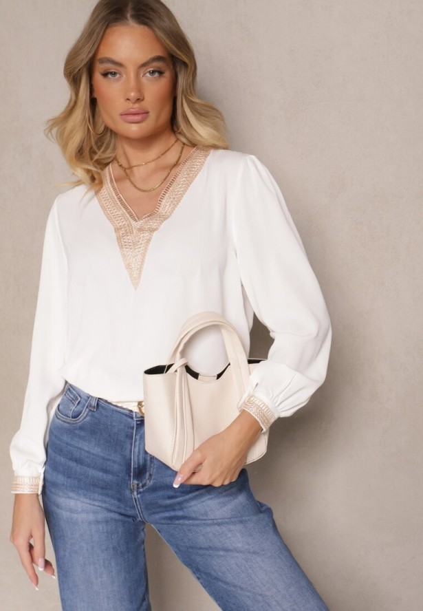 Biała Rustykalna Bluzka z Dekoltem w Serek Zdobiona Koronką Gonasea