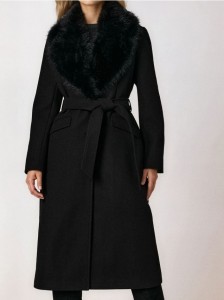 Długi płaszcz z futrzanym kołnierzem - czarny