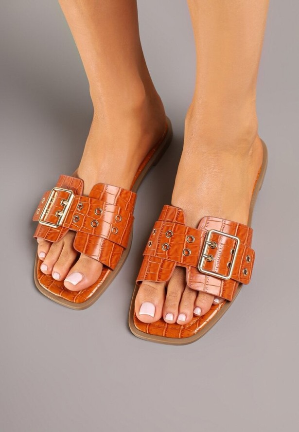 Pomarańczowe Klapki Ozdobione Paskiem z Klamrą i Nitami Novira