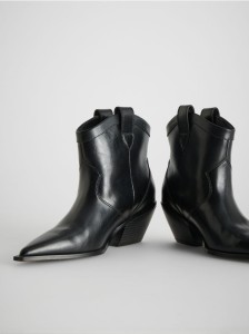 Skórzane botki na obcasie - czarny