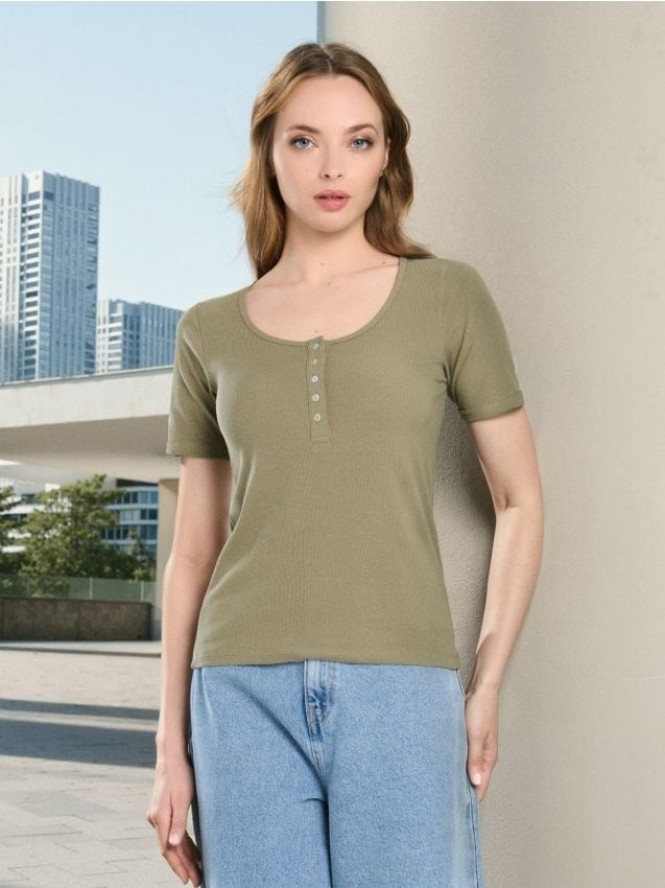 Prążkowana koszulka z guzikami - khaki