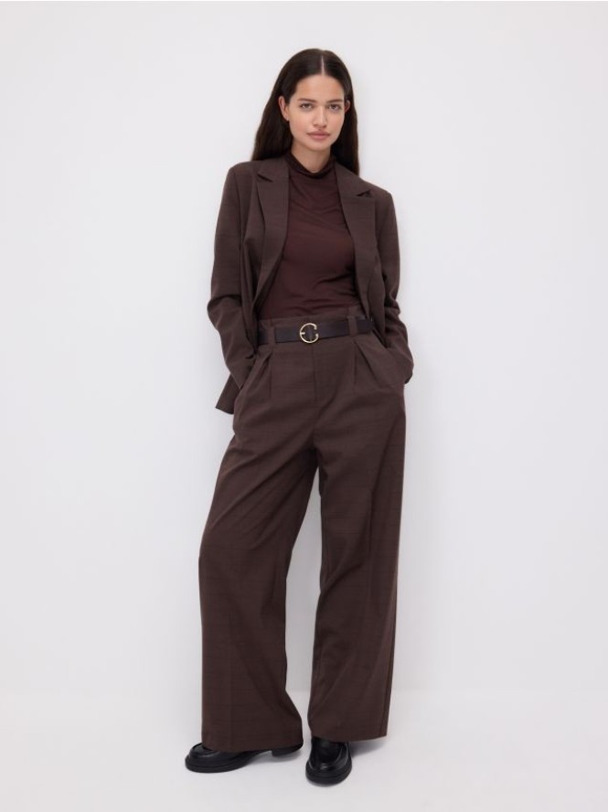 Luźne spodnie w kant z paskiem - ciemnobrązowy