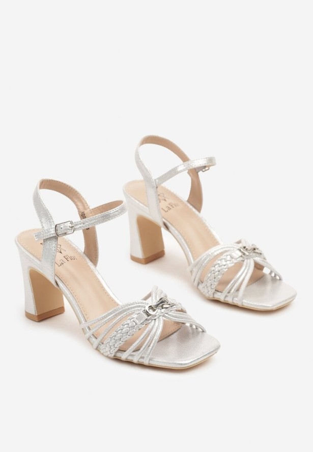 Srebrne Sandały na Słupku Ozdobione Metaliczną Aplikacją i Plecionką Sarivirae