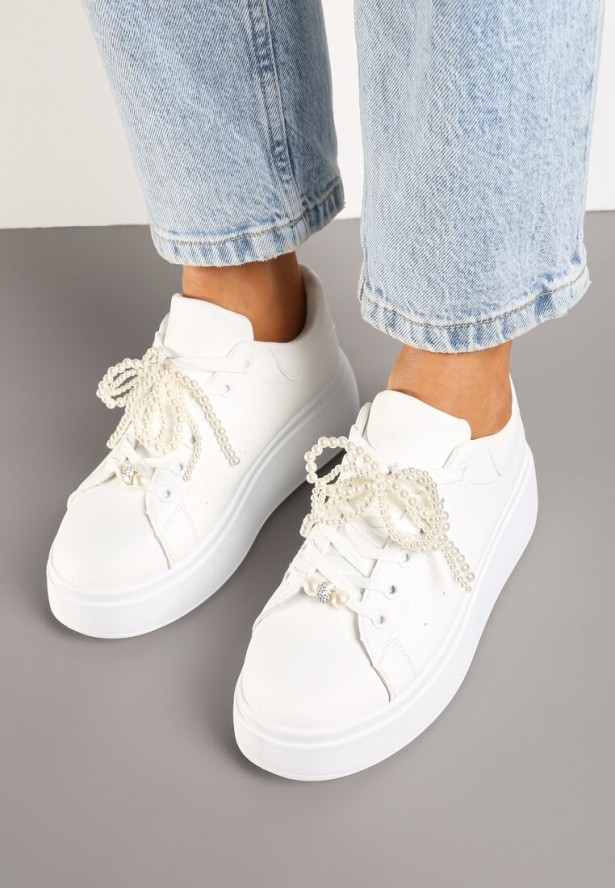 Białe Sneakersy na Grubej Podeszwie Ozdobione Perełkami na Sznurówkach Sellira