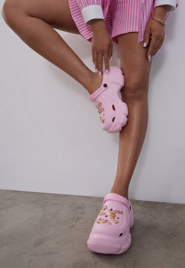 Różowe Klapki z Pianki na Platformie Ozdobione Paskiem z Tyłu i Aplikacjami Corfea