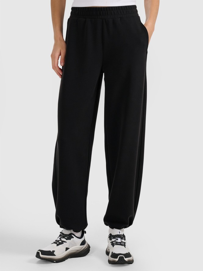 4F Spodnie dresowe z szerokimi nogawkami z modalem damskie - czarne S