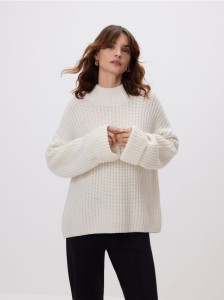 Sweter z wełną - złamana biel