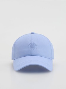 Czapka z daszkiem z haftem - jasnoniebieski