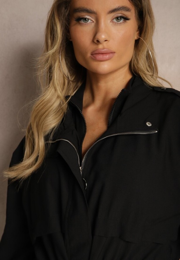 Czarna Kurtka Parka z Dodatkiem Bawełny Wykończona Troczkami Zapinana na Napy Velona