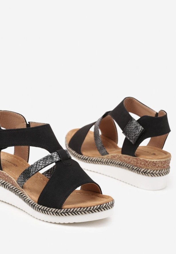 Czarne Sandały na Koturnie Ozdobione Tłoczonymi Paskami i Plecionką Damirea