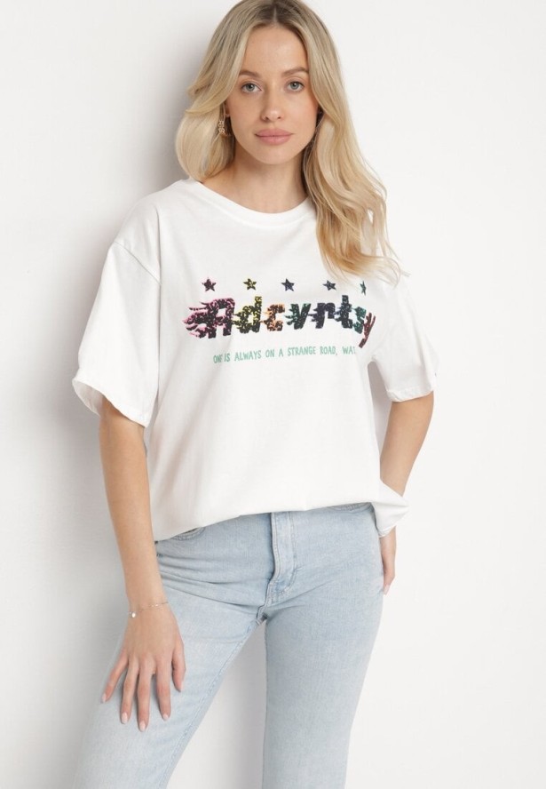 Biały Oversizowy T-shirt z Napisem z Przodu i Gwiazdami na Plecach Ilanlith