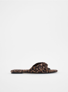 Klapki z ozdobnymi wiązaniami - wielobarwny