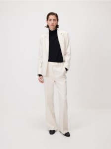 Spodnie flare z kantem - złamana biel