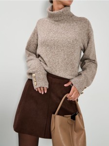 Golf ze zdrobieniami na rękawach - brązowy