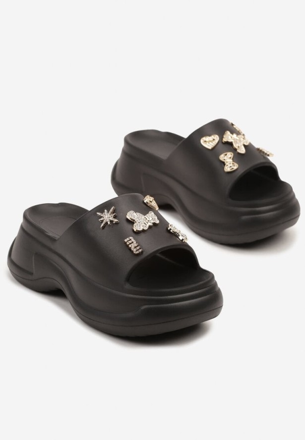 Czarne Klapki na Platformie z Metalowymi Aplikacjami i Cyrkoniami Dorlia