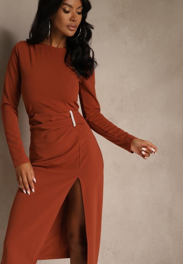 Brązowa Sukienka Koktajlowa Vices Ozdobiona Perełkami i Marszczeniem Odarre