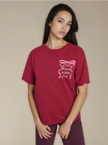 Bawełniana koszulka z nadrukiem na plecach - bordowy