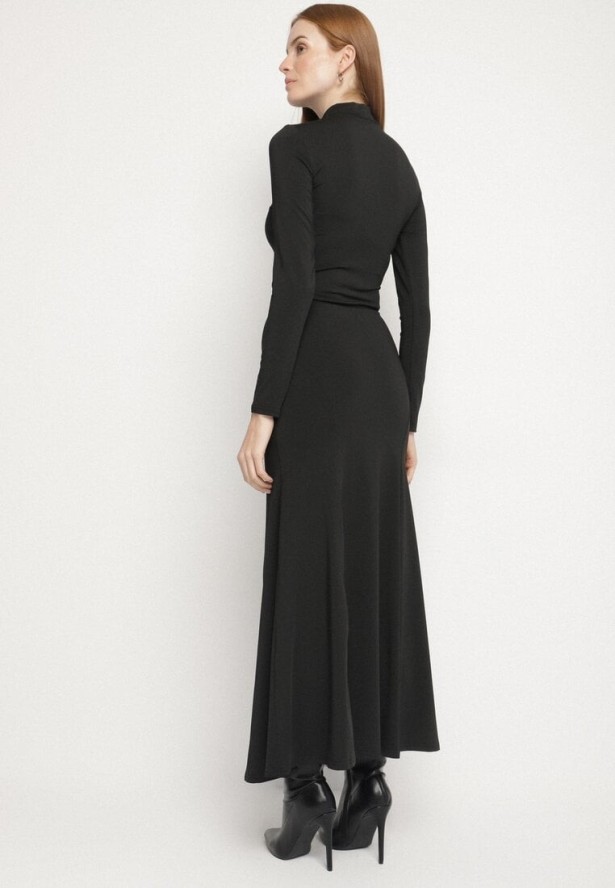 Czarna Taliowana Sukienka Koktajlowa z Wiskozą i Półgolfem Zozelira