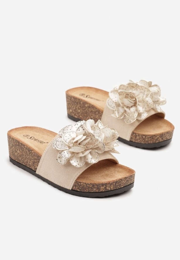 Beżowe Klapki na Korkowej Platformie Ozdobione Kwiatami 3D i Cyrkoniami Adisoria