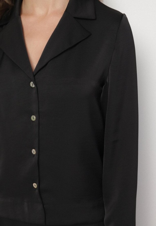 Czarna Elegancka Koszula Satynowa z Wycięciami na Dolnej Krawędzi Klirea