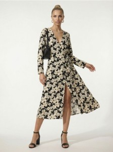 Wiskozowa kopertowa sukienka midi z motywem kwiatowym - wielobarwny