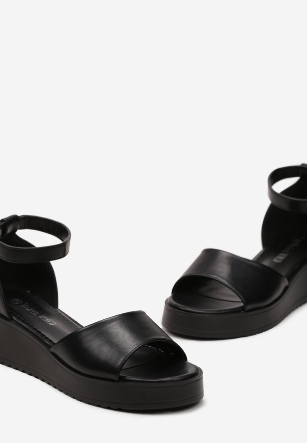 Czarne Sandały z Ekoskóry z Zakrytą Piętą i Sprzączką na Grubej Podeszwie Pravila