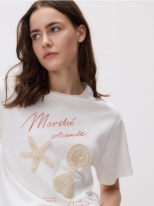 T-shirt z crochetową aplikacją - kremowy