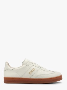 Białe półbuty sportowe w na beżowym spodzie