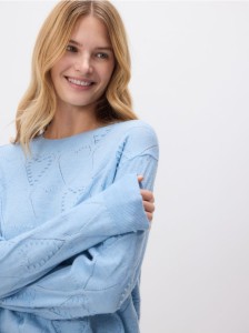 Sweter ze strukturalnym wzorem - jasnoniebieski