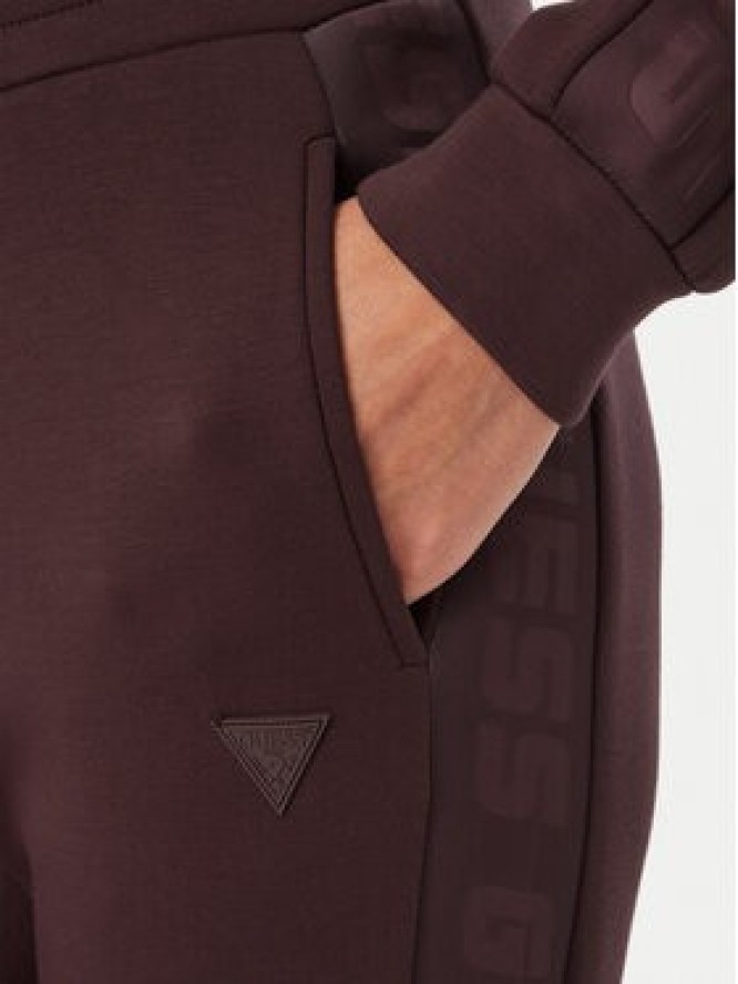 Guess Spodnie dresowe V2YB18 K7UW2 Brązowy ciemny Regular Fit