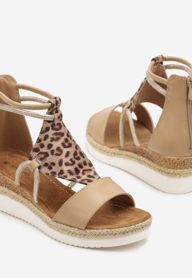 Panterkowe Sandały na Koturnie z Plecionką Ozdobione Metaliczną Wstawką Zevare