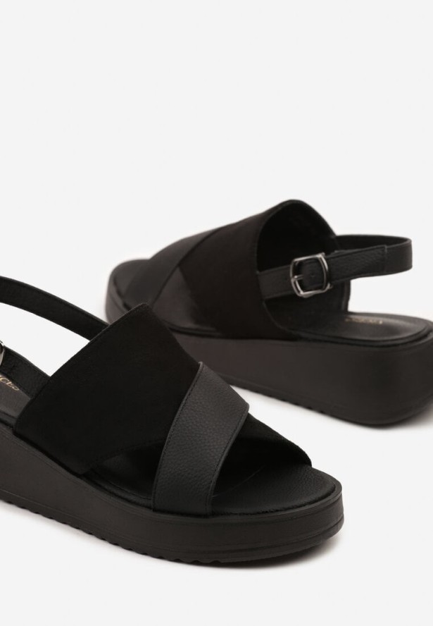 Czarne Sandały na Koturnie Vices z Wycięciami Saricee