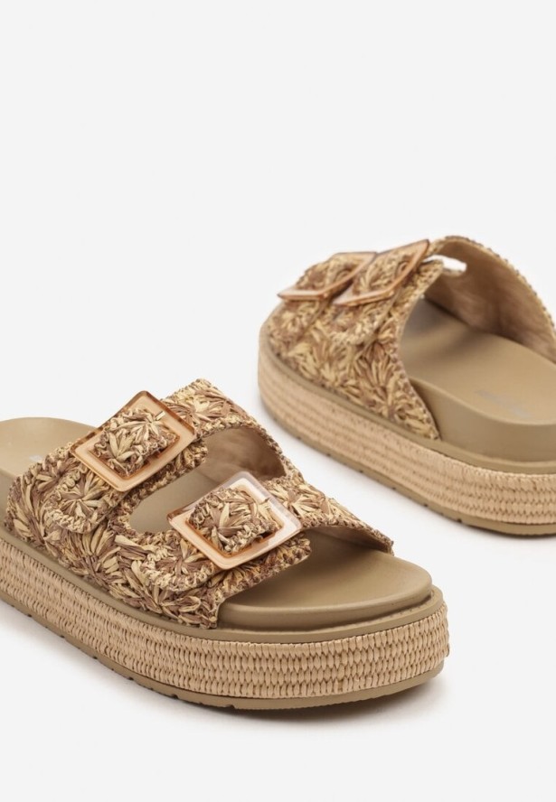 Ciemnobeżowe Klapki na Grubej Podeszwie Ozdobione Plecionką i Klamrami Ronella