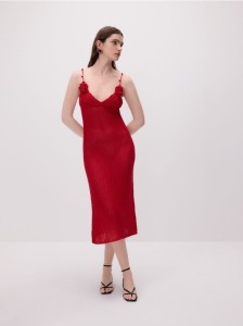 Dzianinowa sukienka midi - intenstywna czerwień