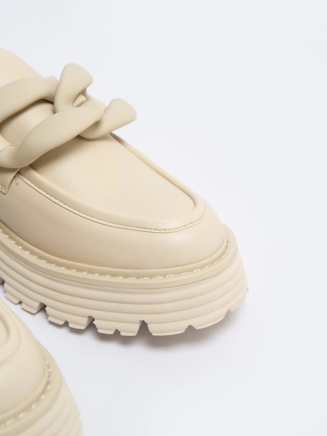 Mokasyny damskie z ozdobnym łaŅcuchem beżowe LL274581 801