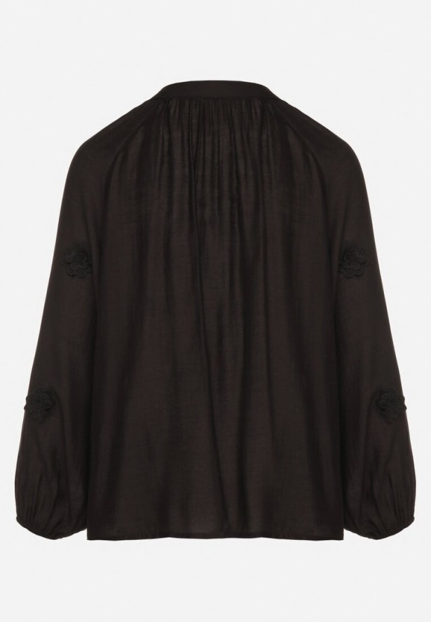 Czarna Koszula z Wiskozy Zdobiona Kwiatowymi Aplikacjami i Wiązaniem Sadevire