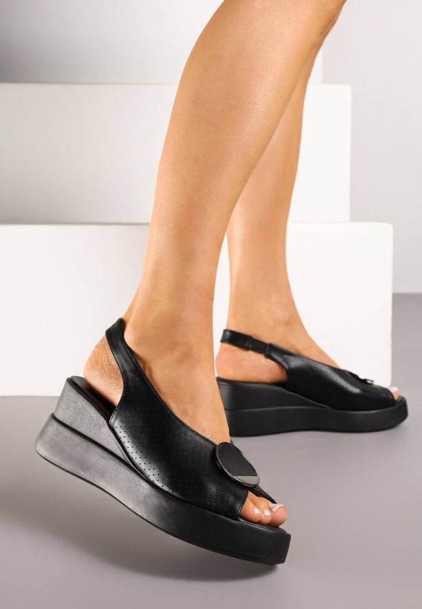 Czarne Ażurowe Sandały na Koturnie Ozdobione Aplikacją Atavia