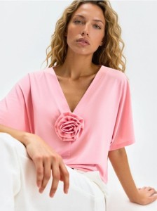 Bluzka z rękawami kimono z różą 3D - różowy