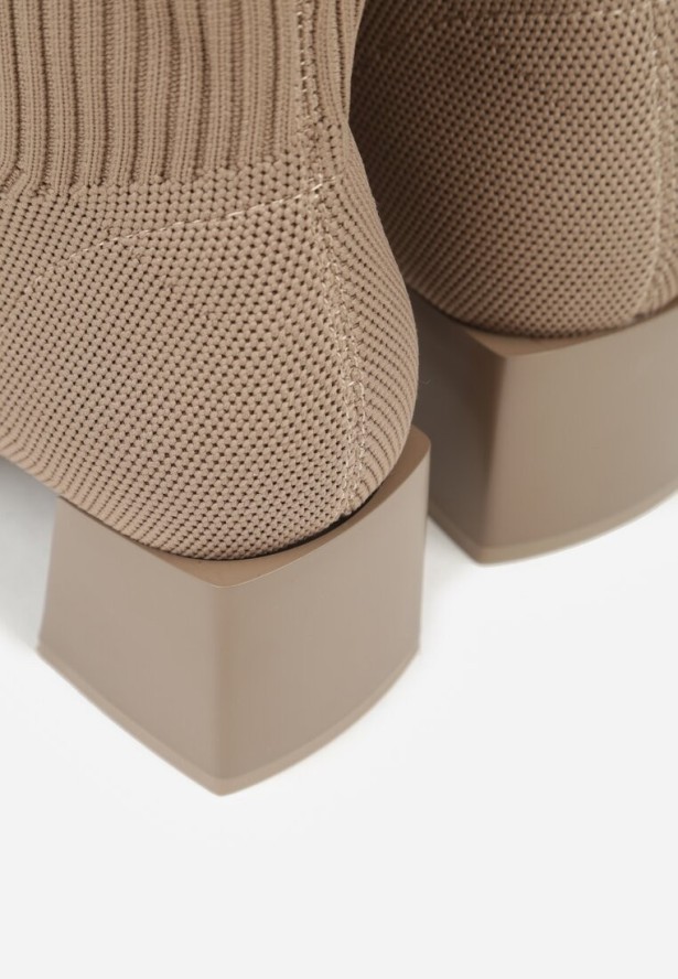 Ciemnobeżowe Botki z Elastyczną Cholewką za Kostkę na Geometrycznym Słupku Amori