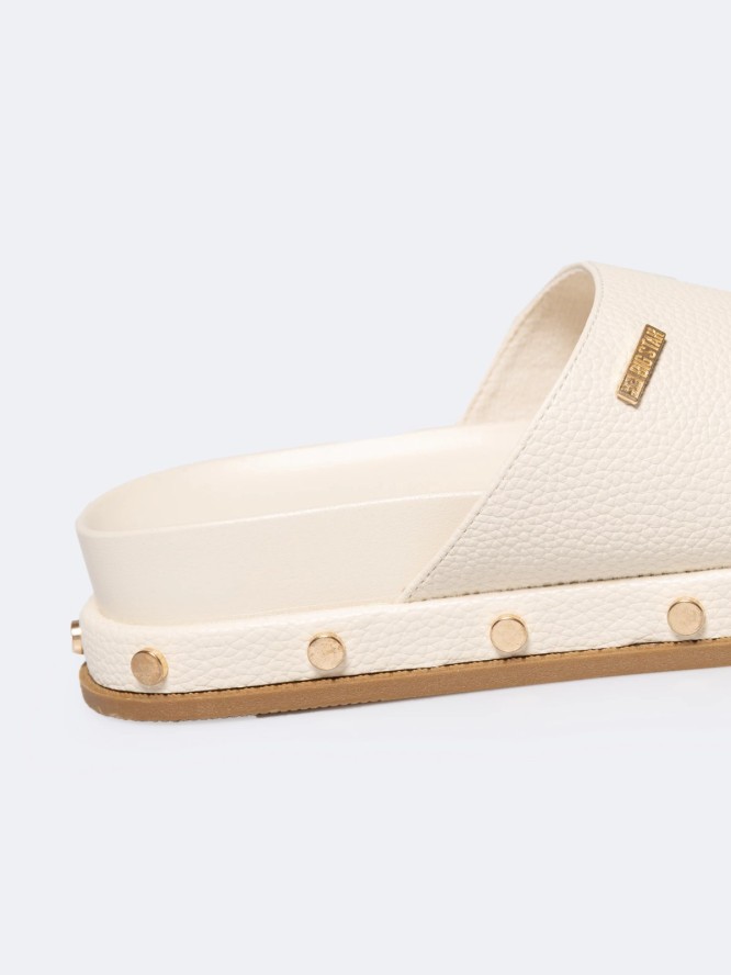 Klapki damskie na podwyższonej podeszwie z ozdobnymi nitami beżowe RR274215 801