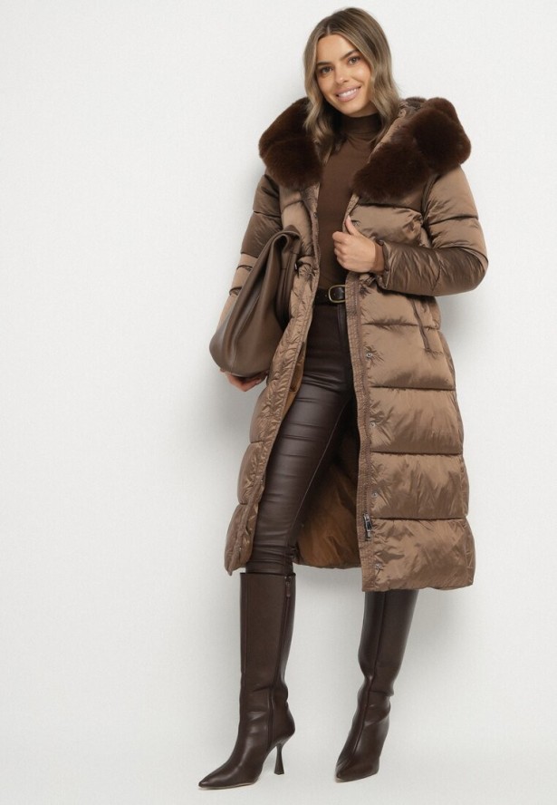 Brązowa Długa Kurtka Puchowa z Pikowanymi Przeszyciami i Kapturem z Futrem Zevea